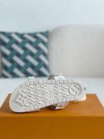 LOUIS VUITTON SLIPPERS - Image 5