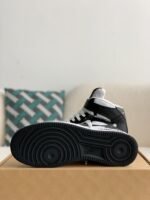 LOUIS VUITTON SNEAKERS - Image 5