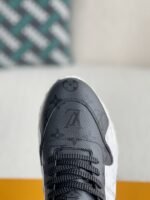 LOUIS VUITTON SNEAKER - Image 8