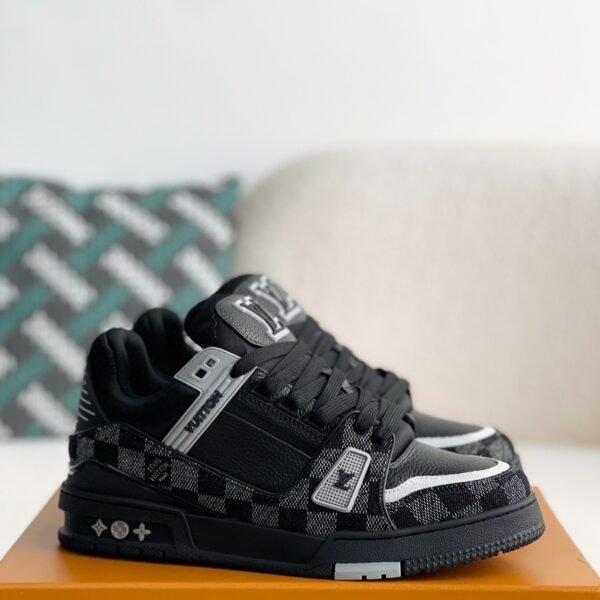LOUIS VUITTON SNEAKER