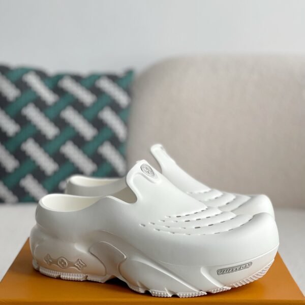 LOUlS VUlTTON Shark slippers, thick soles