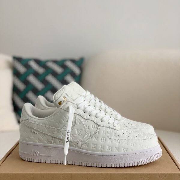 LOUIS VUITTON x NIKE AIR FORCE 1 Sn eaker