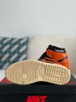Air Jordan 1 Retro High OG Chicago Red - Image 9