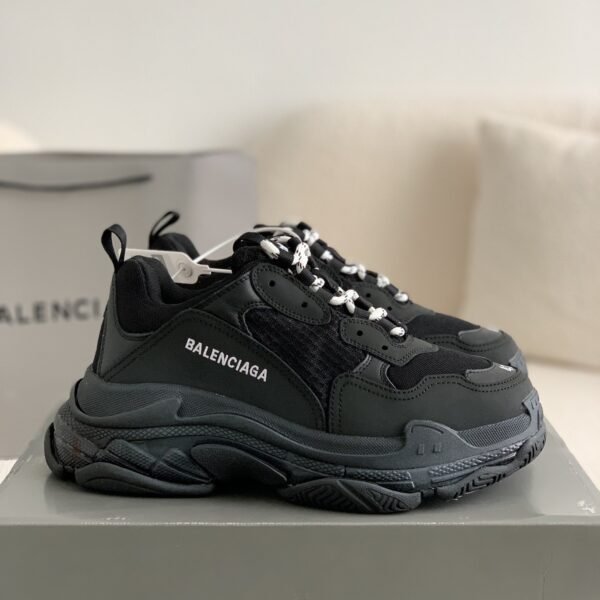 Balenciaga TRIPLE S ALLOVER LOGO Sne akers