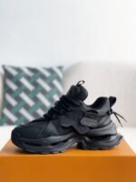 LOUIS VUITTON CASUAL SNEAKERS - Image 4
