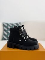 LOUlS VUITTON Round toe lace-up boo ts