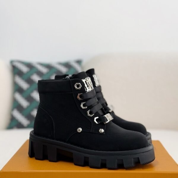 LOUlS VUITTON Round toe lace-up boo ts