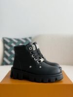 LOUlS VUITTON Round toe lace-up boo ts