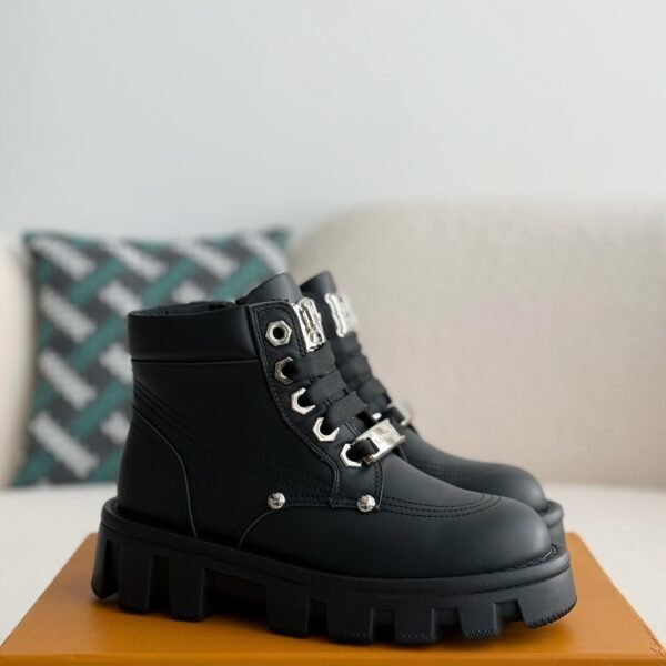 LOUlS VUITTON Round toe lace-up boo ts