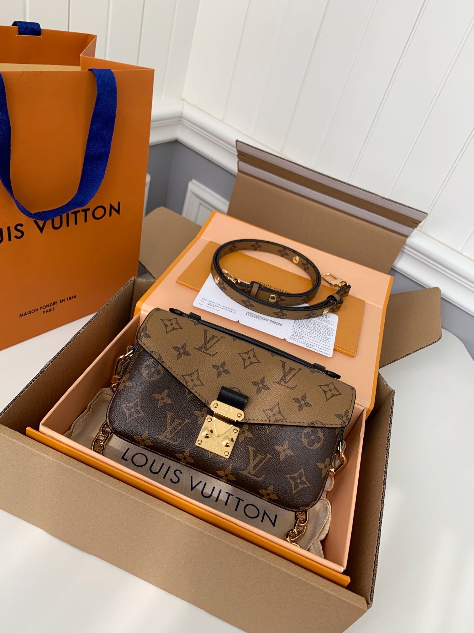 20241105_161059_4870 LOUIS VUITTON Pochette Metis EAST WEST messengerbag M46225,size: 21.5*13.5*6CM - Image 1