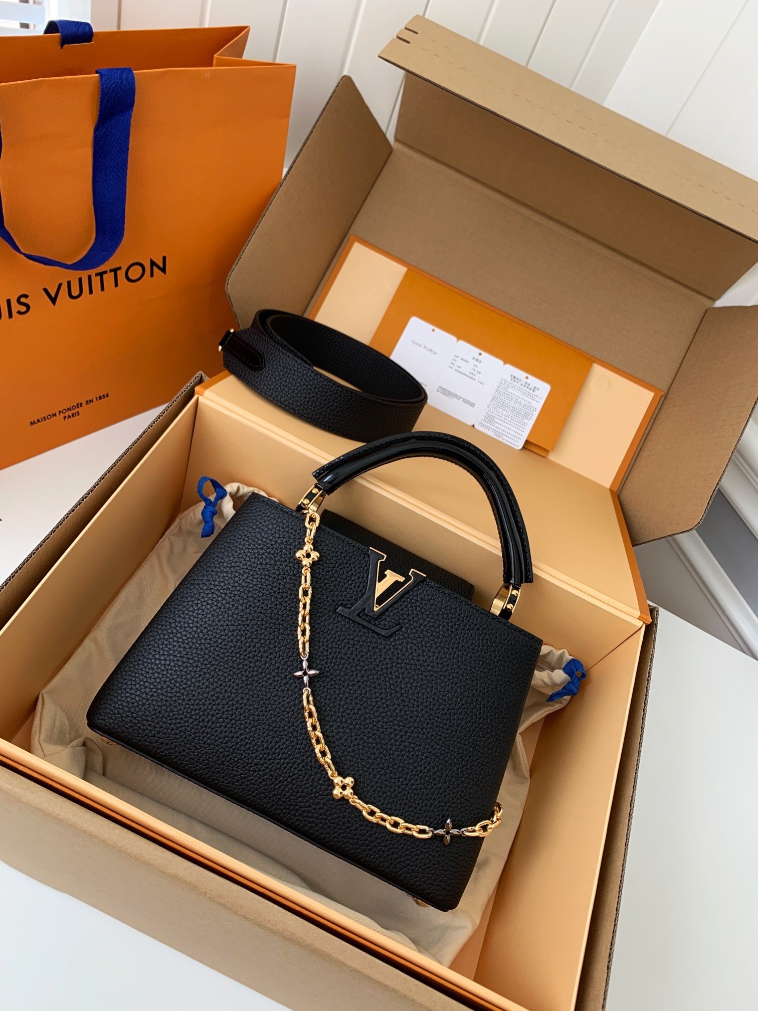 20241105_161439_4914 LOUlS VUITTON Capucines mini frameM59065 size26.5*17.5*9cm - Image 1