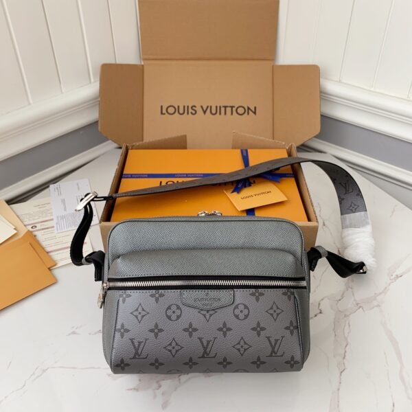 Louis Vuitton OUTDOOR Men's Messenger bagM30830,26*20*10.5cm