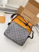Louis Vuitton OUTDOOR Men's Messenger bagM30830,26*20*10.5cm - Image 3