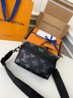 LOUIS VUITTON COMET Full Leather Messenger Bag  - Image 4