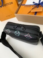 LOUIS VUITTON COMET Full Leather Messenger Bag  - Image 7