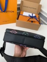 LOUIS VUITTON COMET Full Leather Messenger Bag  - Image 8