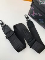 LOUIS VUITTON COMET Full Leather Messenger Bag  - Image 13