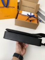 LOUIS VUITTON TRlO Full Leather Messenger Bag M46602 - Image 3