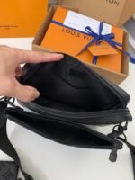 LOUIS VUITTON TRlO Full Leather Messenger Bag M46602 - Image 8