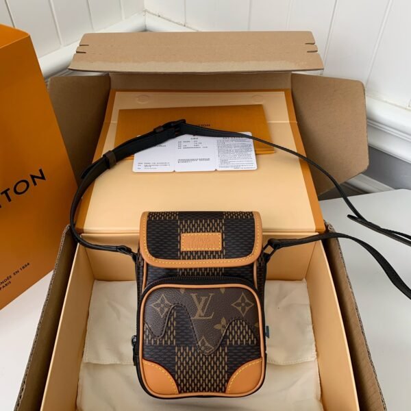 Louis Vuitton NiGo Collaboration Series Men'sAMAZONE Camera Bag N40357, Top QualitySize: 13*18*8cm