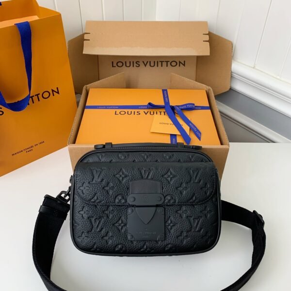 Louis Vuitton S Lock Men's Messenger bag M58489, top quality Size: 22*18*8cm