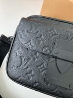 Louis Vuitton S Lock Men's Messenger bag M58489, top quality Size: 22*18*8cm - Image 8