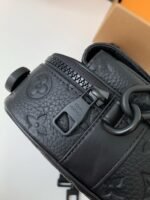 Louis Vuitton S Lock Men's Messenger bag M58489, top quality Size: 22*18*8cm - Image 12