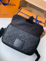 Louis Vuitton S Lock Men's Messenger bag M58489, top quality Size: 22*18*8cm - Image 15