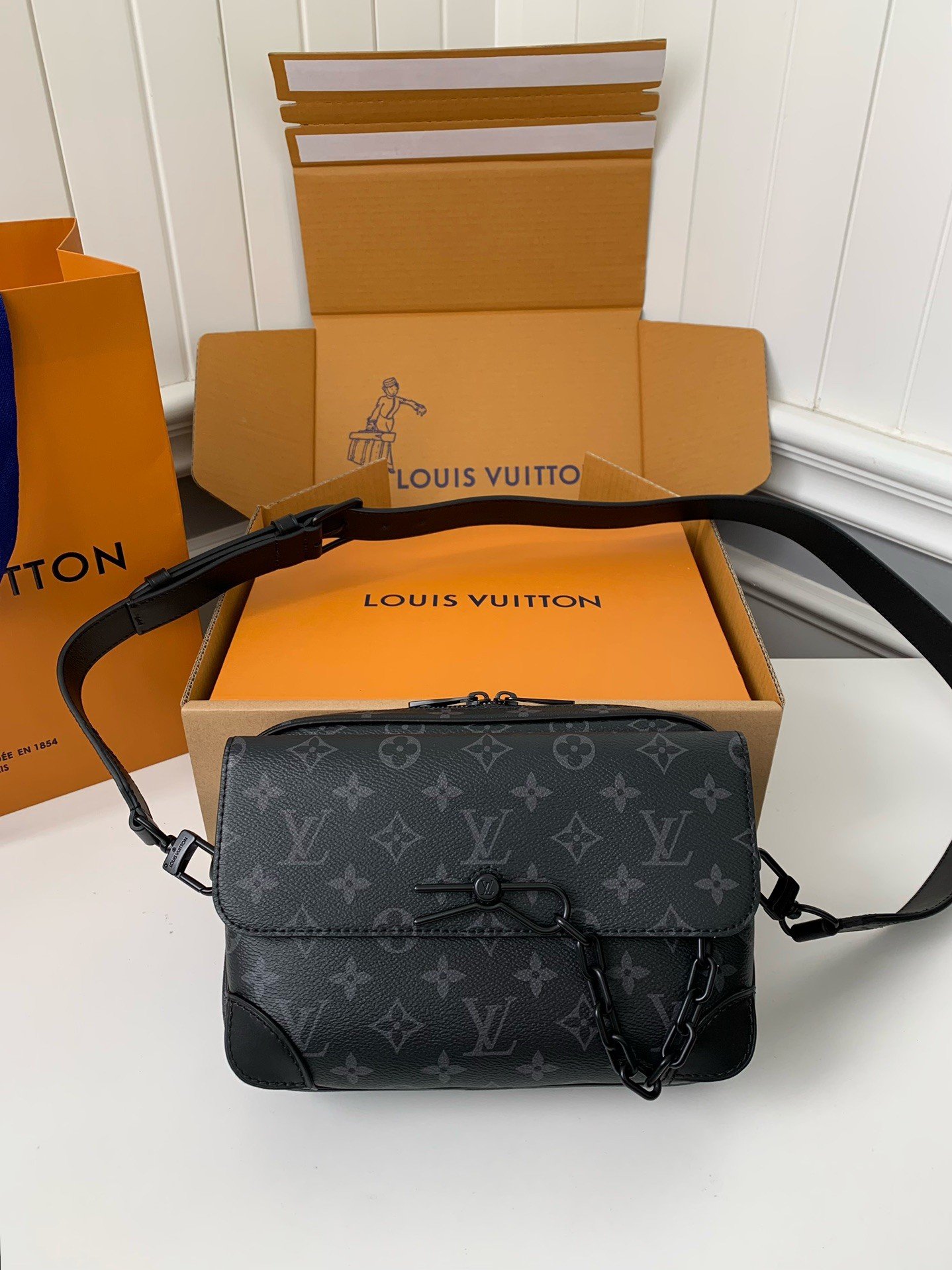 20241105_172247_6206 Louis Vuitton Autumn/Winter New STEAMER BlackFlower Messenger Bag M46795, Top Quality Size: 24*17*5cm - Image 1