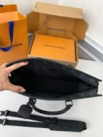 Louis Vuitton's new Sac Plat Horizontal Zippé men'sblack flower briefcase M45165Size: 31*39*8.5cm - Image 3