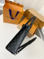 Louis Vuitton's new Sac Plat Horizontal Zippé men'sblack flower briefcase M45165Size: 31*39*8.5cm - Image 7