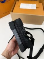 Louis Vuitton's new Sac Plat Horizontal Zippé men'sblack flower briefcase M45165Size: 22.5*14*5cm - Image 5