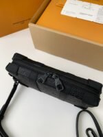 Louis Vuitton's new Sac Plat Horizontal Zippé men'sblack flower briefcase M80224Size: 22.5*14*5cm - Image 3