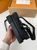 Louis Vuitton's new Sac Plat Horizontal Zippé men'sblack flower briefcase M80224Size: 22.5*14*5cm - Image 7