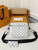 Louis Vuitton The new TRlO Postman PackM24753 Size: 25*18.5*7cm