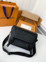 New Louis Vuitton VOYAGER small men's messenger bag M25121 Size: 33*22.5*11cm - Image 2
