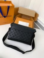 New Louis Vuitton VOYAGER small men's messenger bag M25121 Size: 33*22.5*11cm - Image 3