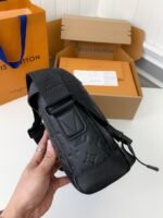 New Louis Vuitton VOYAGER small men's messenger bag M25121 Size: 33*22.5*11cm - Image 4