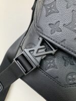 New Louis Vuitton VOYAGER small men's messenger bag M25121 Size: 33*22.5*11cm - Image 5