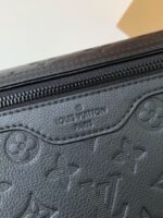 New Louis Vuitton VOYAGER small men's messenger bag M25121 Size: 33*22.5*11cm - Image 8