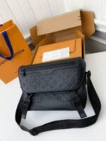 New Louis Vuitton VOYAGER small men's messenger bag M25121 Size: 33*22.5*11cm - Image 10