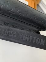 New Louis Vuitton VOYAGER small men's messenger bag M25121 Size: 33*22.5*11cm - Image 12