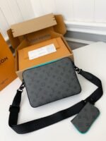 Louis Vuitton Trio New Men's colour-matching postman bag M11648 Size:25*18.5*7cm - Image 4