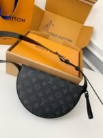 Louis Vuitton Autumn/Winter New LV MOONCROSSBODY Handbag M23835, Top QualitySize: 24.5*16* 4.5cm - Image 3