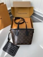Louis Vuitton's new NEVERFULLBANDOULIÈRE INSIDE OUT BB Shopping BagM12099 Size: 16.5*11*26.5cm