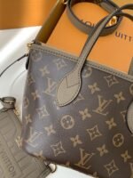 Louis Vuitton's new NEVERFULLBANDOULIÈRE INSIDE OUT BB Shopping BagM12099 Size: 16.5*11*26.5cm - Image 17