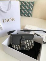Dior Essentials Saddle Carrying Bag (with shoulderstraps) of top qualitySize: 19.5*13*4.3cm