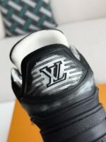 LOUIS VUITTON TRAINER SNEAKERS - Image 3
