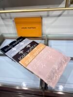 Louis Vuitton100% wool black shawl scarf Size: 34*180cm - Image 2