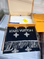 Louis Vuitton100% wool black shawl scarf Size: 34*180cm - Image 3